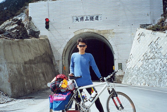 Photo - Derrire le tunnel, la descente